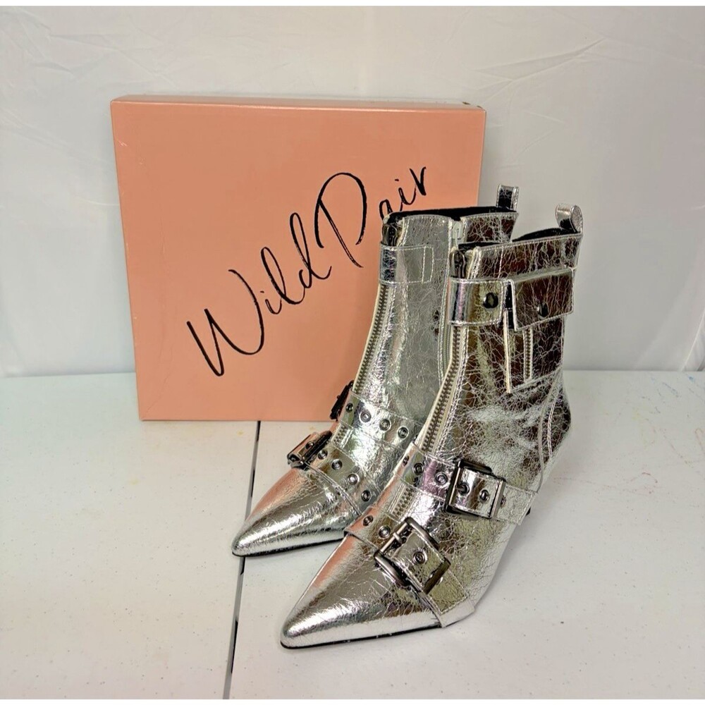 Wild Pair Moonbeam Buckle Booties Silver Crinkle Finish Women's Size 9 M NIB